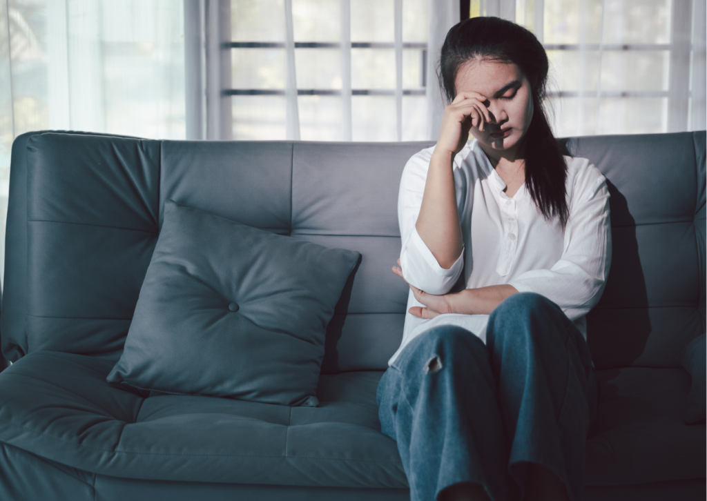 Rumiación de problemas en una mujer sentada en la consulta de psicología